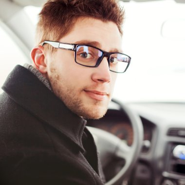 Araba süren bir adam.