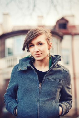 soğuk bahar güzel genç kadın