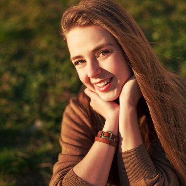 Kırmızı dudaklı genç kadın.