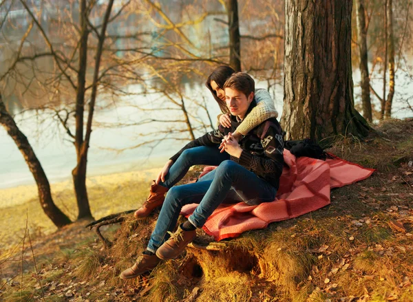 Couple sitting on the ground in park. — Stock Photo, Image