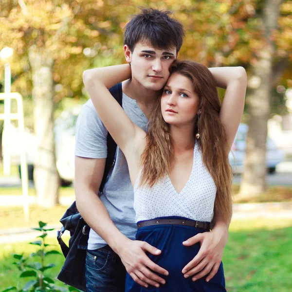 Casal posando no parque — Fotografia de Stock