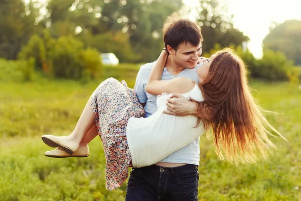 Casal caminhando juntos — Fotografia de Stock