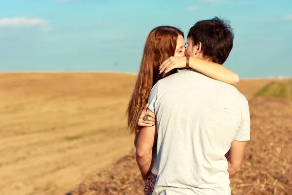 Pareja besándose en campo. — Foto de Stock