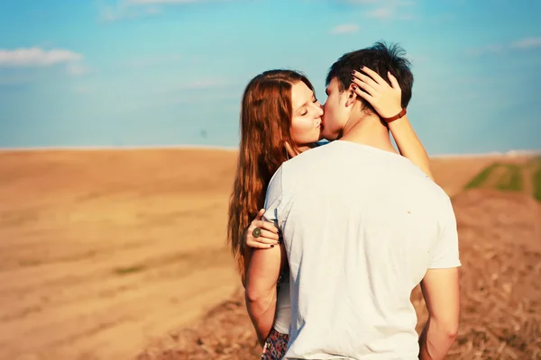 Casal beijando no campo . — Fotografia de Stock