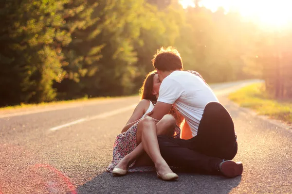 Casal beijando na estrada — Fotografia de Stock