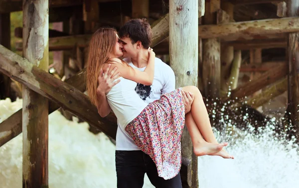 Casal beijando perto de cachoeira — Fotografia de Stock