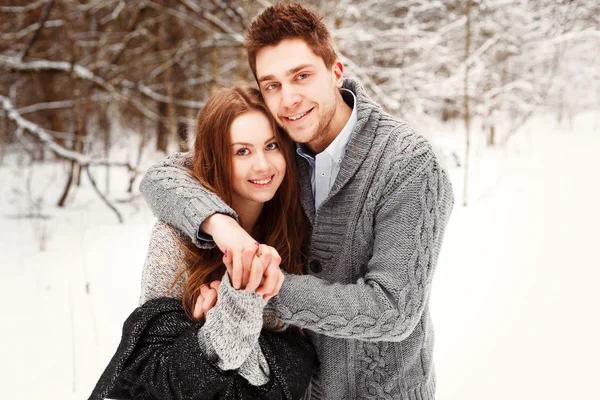 Winter portret van gelukkige paar. — Stockfoto