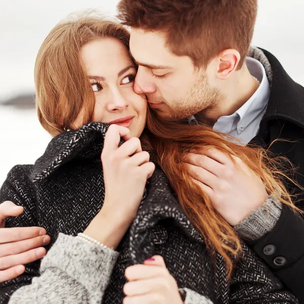 Pareja joven en clima frío — Foto de Stock