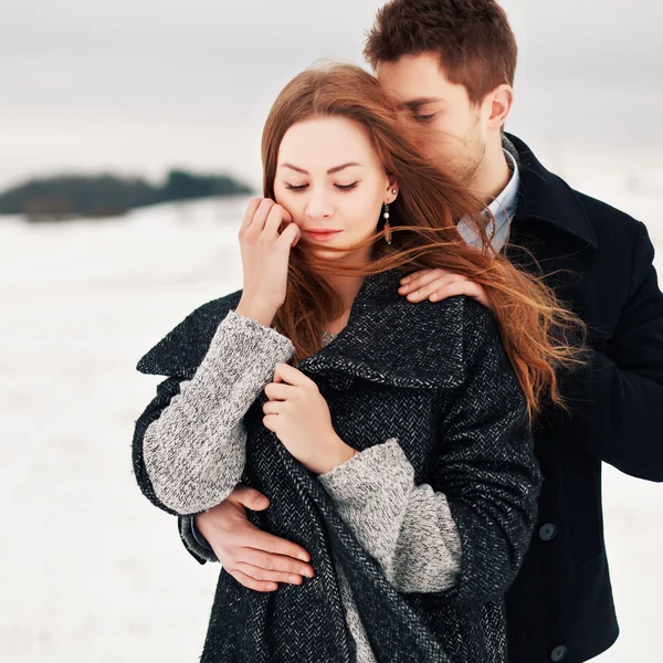 Pareja joven en clima frío — Foto de Stock