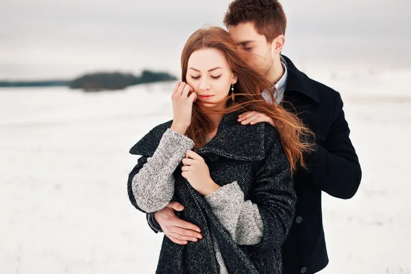 Jeune couple par temps froid — Photo