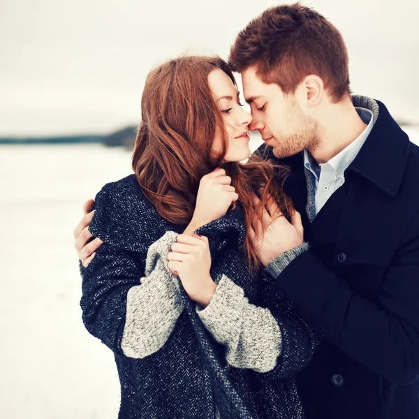 Jovem casal bonito no amor — Fotografia de Stock