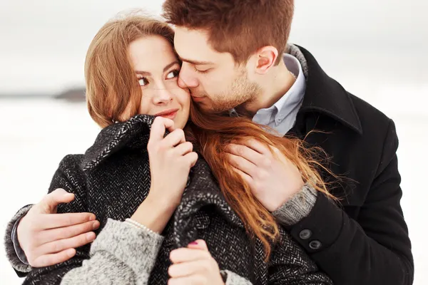 Retrato de invierno de pareja enamorada — Foto de Stock