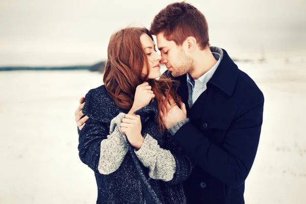 Retrato de inverno de casal apaixonado — Fotografia de Stock