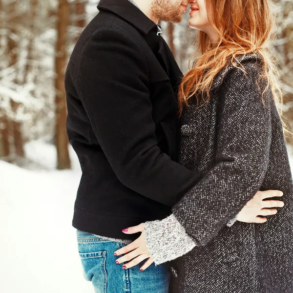 Retrato de inverno de casal apaixonado — Fotografia de Stock