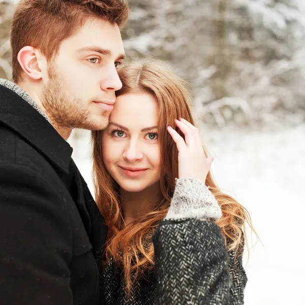 Retrato de invierno de pareja enamorada — Foto de Stock