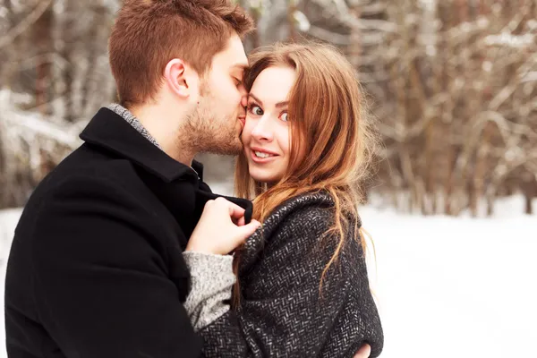 Retrato de inverno de casal apaixonado — Fotografia de Stock