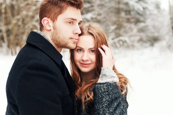 冬季在爱夫妇的肖像 — 图库照片