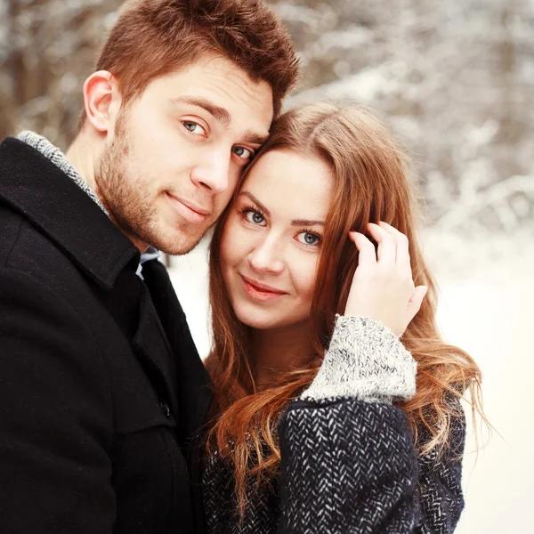 Retrato de invierno de pareja enamorada — Foto de Stock