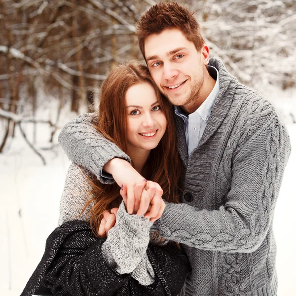 Retrato de inverno de casal apaixonado — Fotografia de Stock