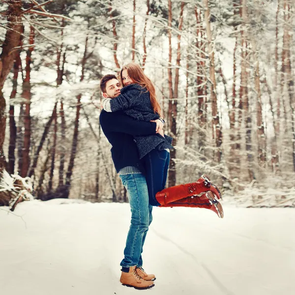 Jovem casal se divertindo ao ar livre no inverno — Fotografia de Stock