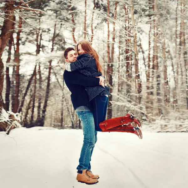 Jong koppel plezier buiten in de winter — Stockfoto