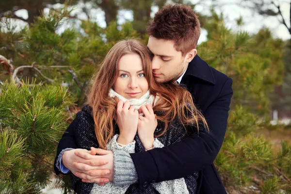 Casal apaixonado na floresta fria da primavera — Fotografia de Stock