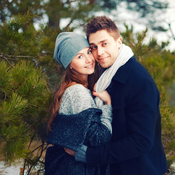 Couple amoureux dans la forêt printanière froide — Photo