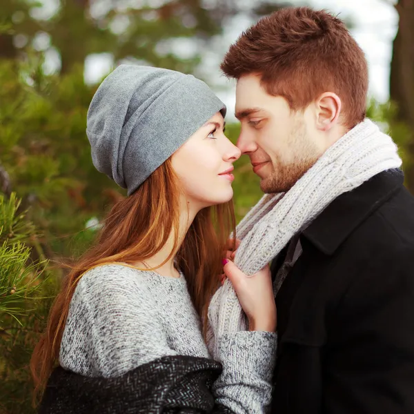 Couple amoureux dans la forêt printanière froide — Photo