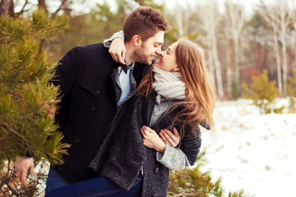 Casal apaixonado na floresta fria da primavera — Fotografia de Stock