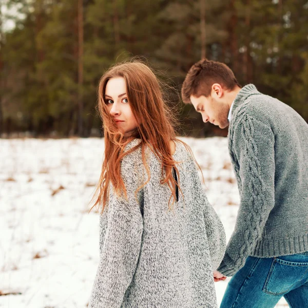 Couple walking in cold field — Stock Photo, Image