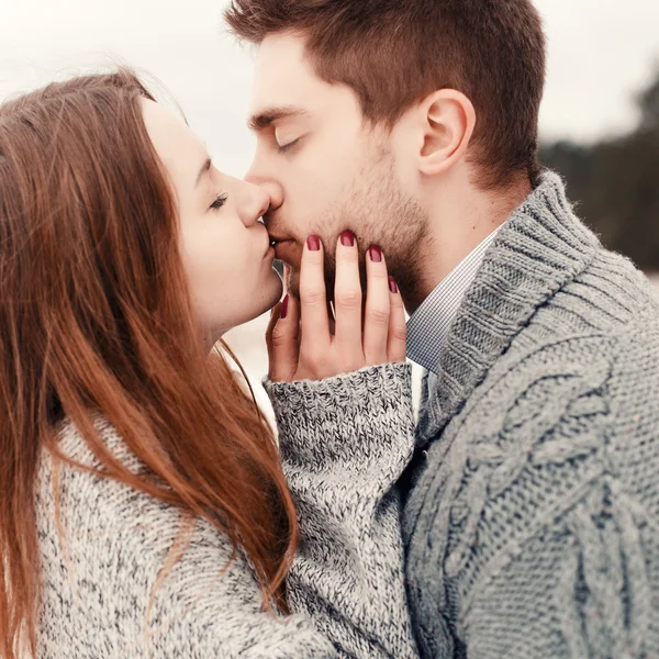 Retrato de casal jovem ao ar livre . — Fotografia de Stock