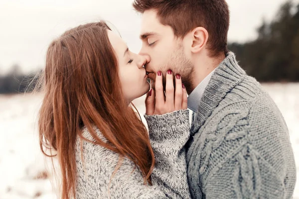 Retrato de casal jovem ao ar livre . — Fotografia de Stock