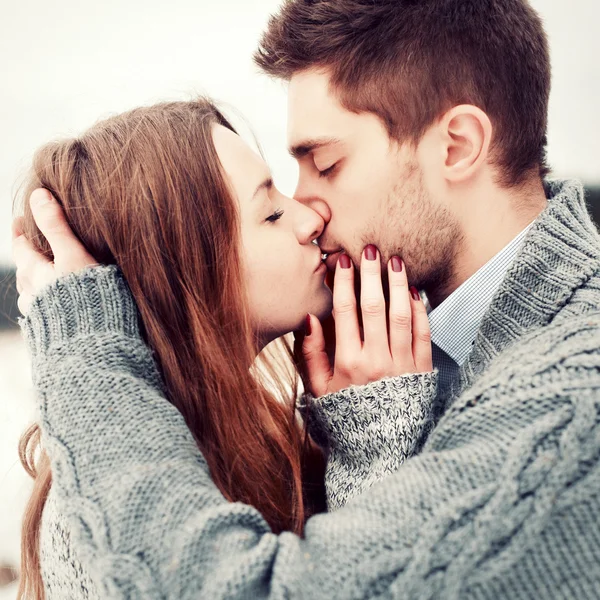 Pareja joven retrato al aire libre . — Foto de Stock