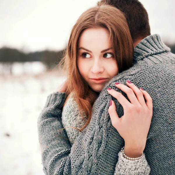 Feliz jovem casal no parque de inverno — Fotografia de Stock