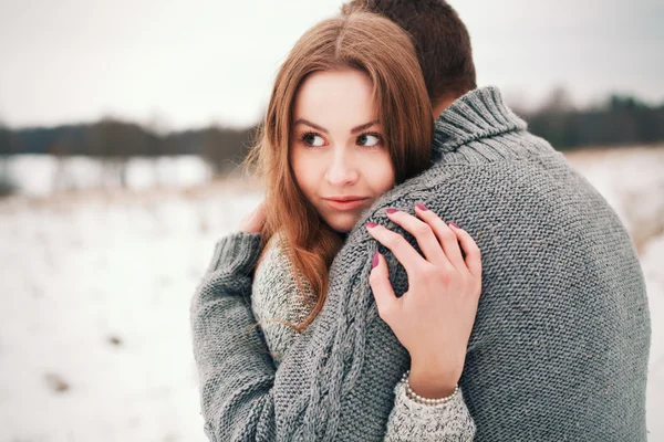 Feliz jovem casal no parque de inverno — Fotografia de Stock