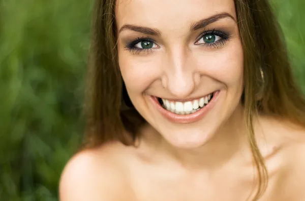 Retrato de una joven sonriente — Foto de Stock