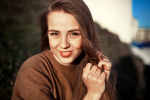 Mujer joven con labios rojos — Foto de Stock