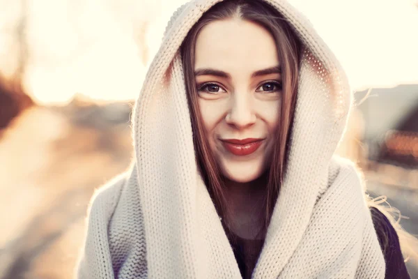 Retrato de primavera de una mujer joven — Foto de Stock