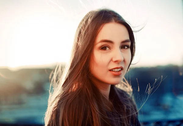 Jovem mulher sensual na primavera . — Fotografia de Stock