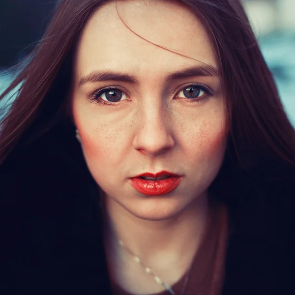 Žena s červenými rty a vážné oči. — Stock fotografie