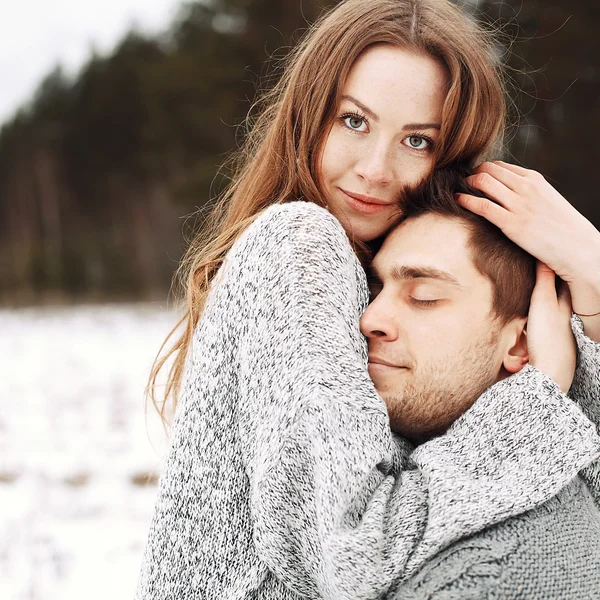 Счастливая молодая пара в зимнем парке Стоковая Картинка