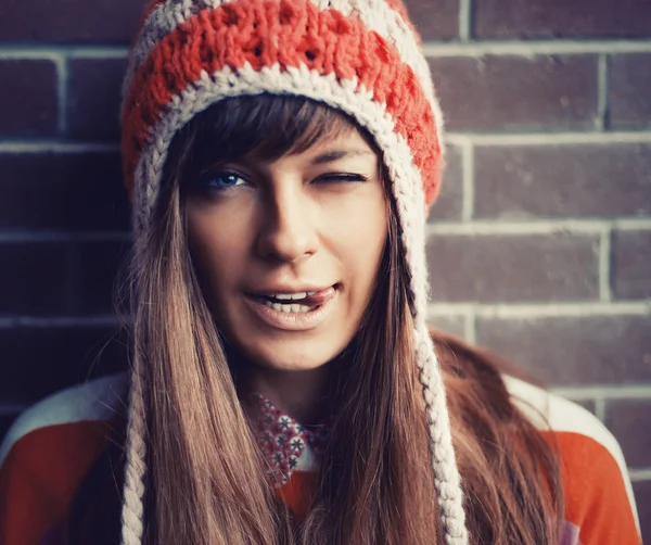 Jovem sorrindo menina vestida com roupas de cor — Fotografia de Stock