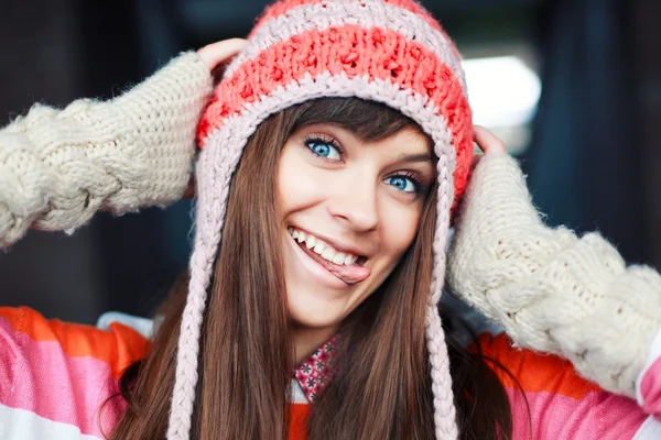 Κορίτσι με ζεστό καπέλο. — Φωτογραφία Αρχείου