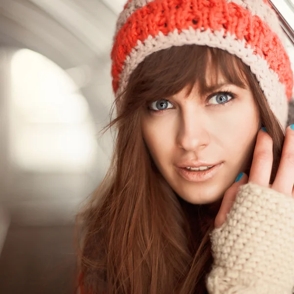 Jovem bonita no tempo frio — Fotografia de Stock