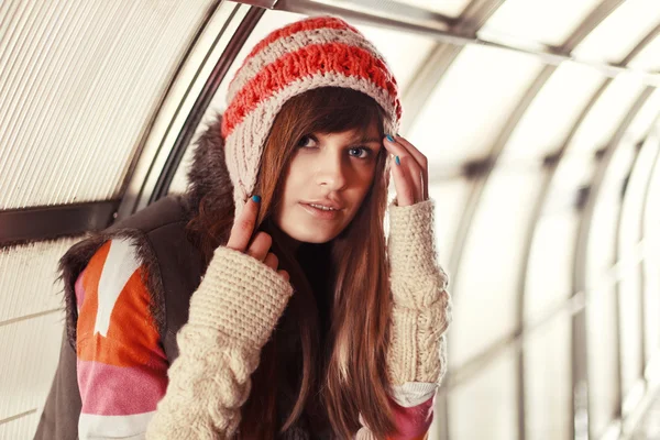 Jovem bonita no tempo frio — Fotografia de Stock