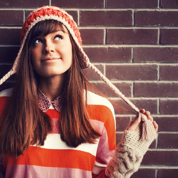 Jovem sorrindo menina vestida com roupas de cor — Fotografia de Stock