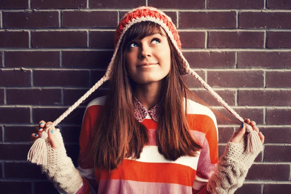 Jovem sorrindo menina vestida com roupas de cor — Fotografia de Stock