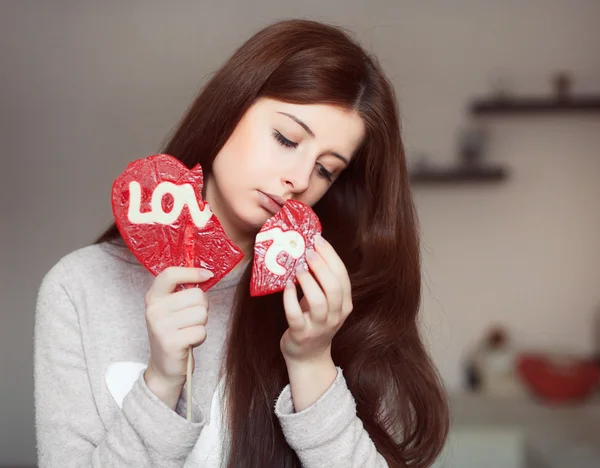 Mujer con corazón roto piruleta — Foto de Stock