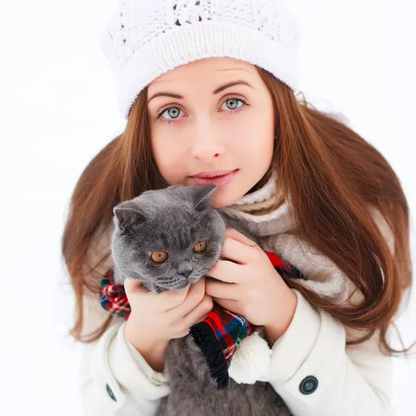 Красивая женщина с котом зимой — стоковое фото