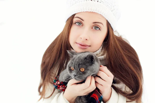 Belle femme avec chat en hiver — Photo